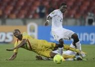 Ghana's midfielder Kwadwo Asamoah (R) is tackled by Mali's midfielder Kalilou Traore on February 9, 2013